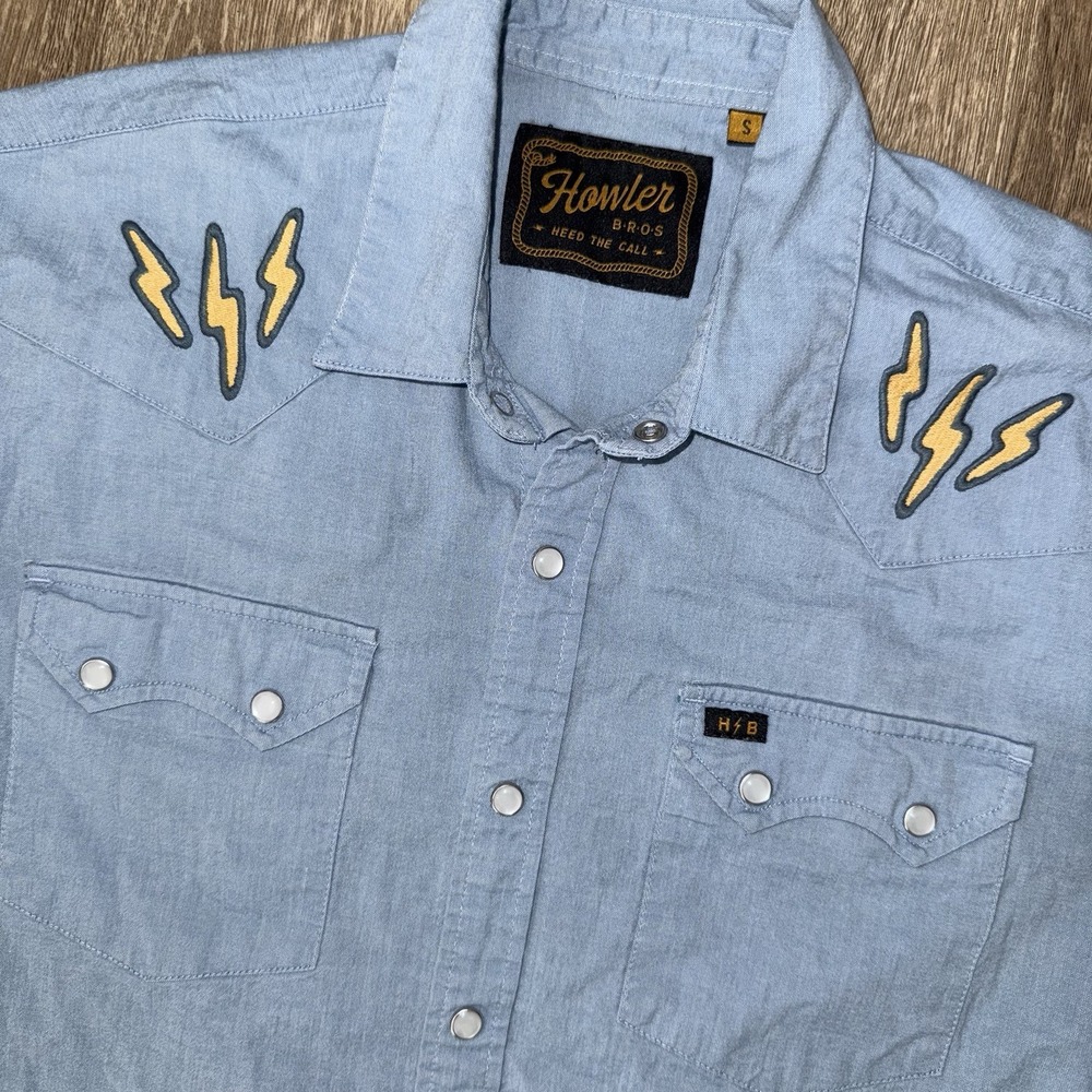 Howler Bros Crosscut Deluxe Short Sleeve Volts Blue Chambray Men S Sawtooth Snap